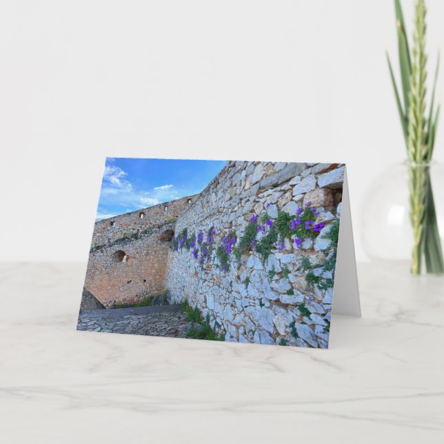 Tarjeta Muro de ladrillo con flores moradas Nauplia Grecia (Anverso)