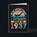 Tarjeta Nadadora nacida en 1937 Regalo de natación por los<br><div class="desc">Nunca subestimes a un nadador nacido en 1937. Regalo de cumpleaños número 90 para los aficionados a la natación de 90 años. Día ideal del padre jubilado o regalos de navidad para hombres y mujeres nadadores que aman nadar en el submarinismo.</div>