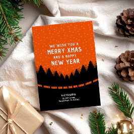 Tarjeta Navidad alegre moderna con bosque rojo y nieve