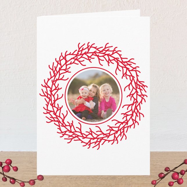 Tarjeta Navidades blancos y rojos de la foto de Wreath esc (Scandinavian wreath personalized photo red and white Christmas or Holiday card)
