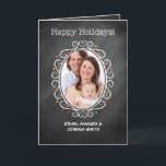 Tarjeta Navidades de fotografía Chalkboard Look Oval<br><div class="desc">Este lindo borde fotográfico sobre un fondo de pizarra es perfecto para agregar tu foto e información personal de nombres de familia. El interior de la tarjeta da espacio para el mensaje de vacaciones y tu firma.</div>