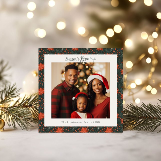 Tarjeta Navidades de fotografía tradicionales de Poinsetti (Poinsettia Season Square Christmas Card forest green)