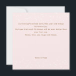 Tarjeta Navidades de primer Chica con texto largo y guiño<br><div class="desc">Navidades con una adorable muñeca de nieve de color rosa para bebés y niñas. Personaliza fácilmente esta tarjeta de Navidades con tu propio texto. Esta tarjeta es para un texto largo - Kate Eden Art.</div>