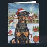 Tarjeta Navidades Doberman Winter Wonderland<br><div class="desc">Este diseño festivo capta el alegre espíritu de la temporada navideña, con un adorable cachorro vestido con un sombrero de Santa. El perro está enclavado en un maravilloso país invernal, con un muñeco de nieve, un árbol de Navidad decorado y regalos hermosamente envueltos. Los copos de nieve caen suavemente, añadiendo...</div>