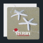 Tarjeta navideña de verano Starfish Beach para nav<br><div class="desc">Un diseño de Navidades de playa de verano festivo que exhibe el pez estrella en la arena con las palabras "Feliz Navidad" y sombrero de Santa. La temática costera de Navidad perfecta para sus celebraciones y decoración festivas.</div>