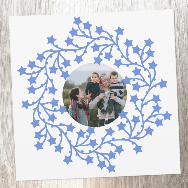 Tarjeta navideña escandinava de Star Wreath (Scandinavian star wreath garland personalized photo Christmas or holiday card with custom text)