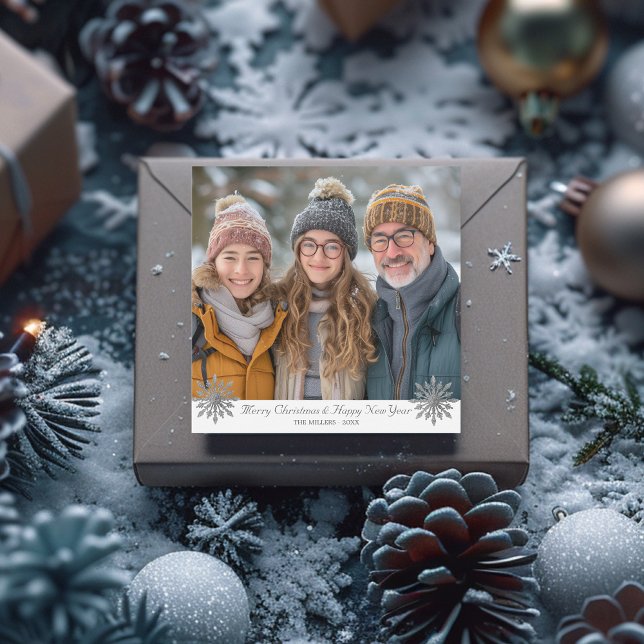 Tarjeta navideña simple de copos de nieve gris y b (Simple Grey and White Snowflakes Holiday Card)