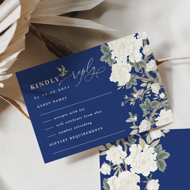 Tarjeta Navy Blue Chinoiserie Bird Peony Wedding RSVP (Subido por el creador)