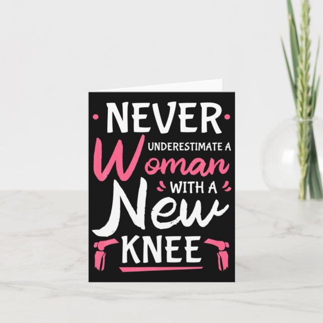 Tarjeta Never Underestimate A Women New Knee Replacement S (Anverso)