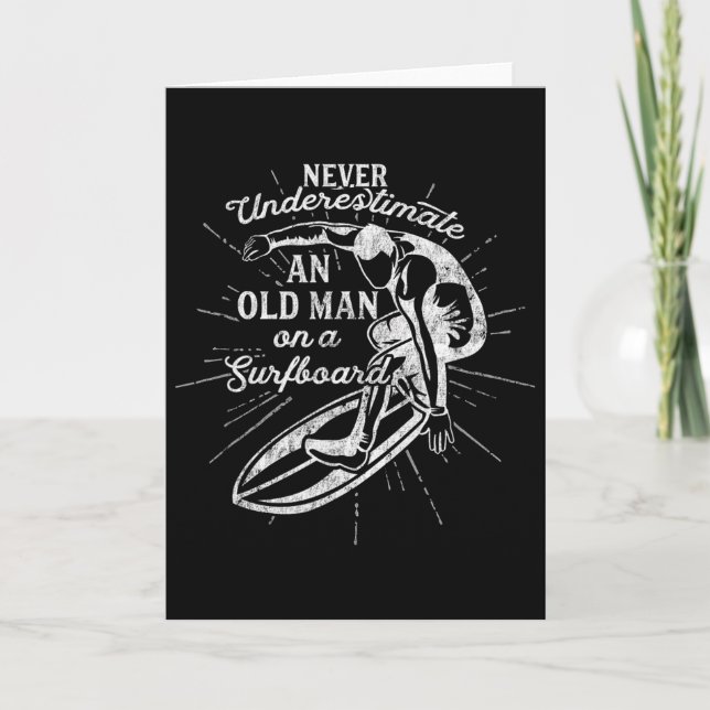 Tarjeta Never Underestimate An Old Man On A Surfboard-funn (Anverso)