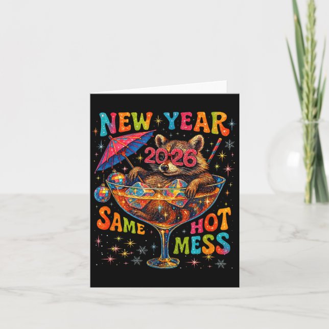Tarjeta New Year 2026 Same Hot Mess Funny Raccoon Gift  (Anverso)