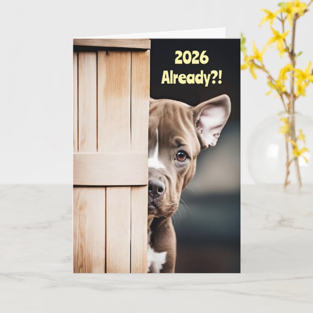 Tarjeta New Years Cute Funny 2026 Pitbull Puppy Door (flor amarilla)