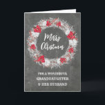 Tarjeta Nieta de Chalkboard y sus Navidades esposos<br><div class="desc">Feliz Navidad para la nieta y la tarjeta de su marido con un patrón rústico de timbre y corona nevada con poinsettias.</div>