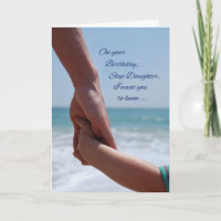 Niña hijastra con la mano en la playa