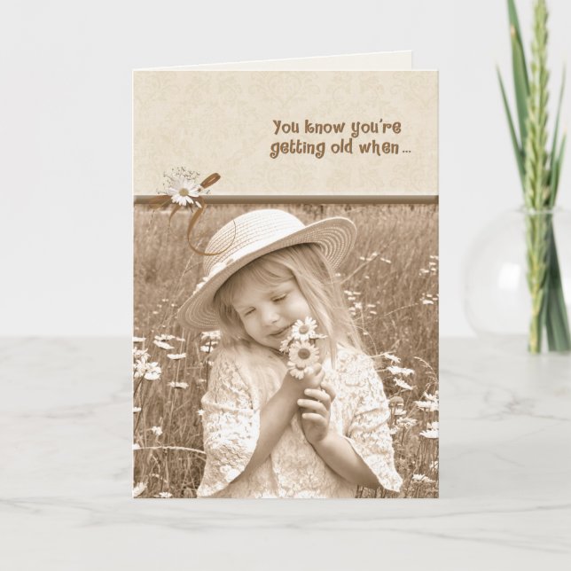Tarjeta Niña pequeña con daisies de cumpleaños (Anverso)