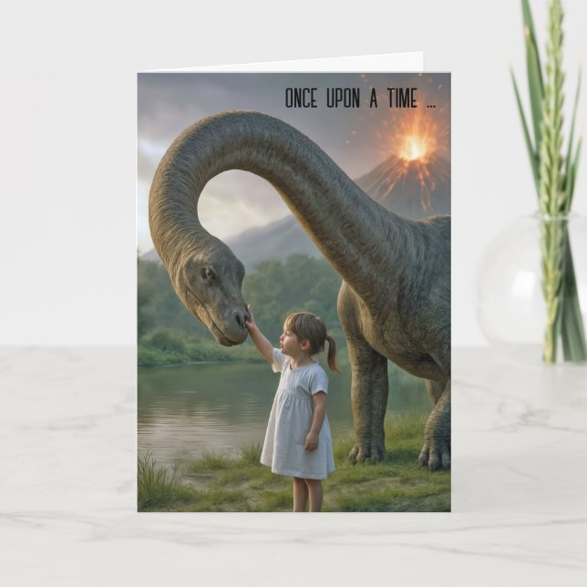 Tarjeta Niñita de cumpleaños que defiende un dinosaurio (Anverso)