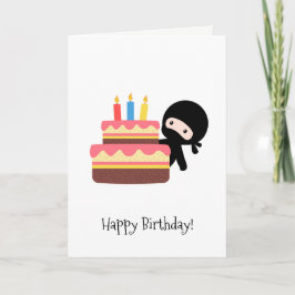 Tarjeta Ninja minúsculo detrás de la torta de cumpleaños