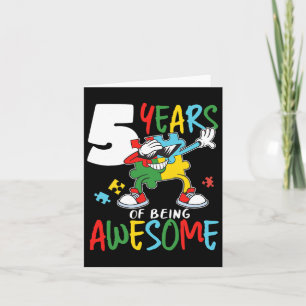 Tarjeta Niño autista de 5 años de edad con conocimiento de