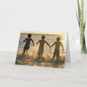 Tarjeta Niños en su Cumpleaños Corriendo hacia el Océano