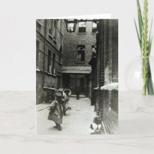 Tarjeta Niños que juegan en los tugurios, 1899