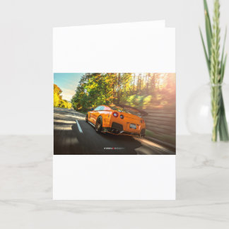 Tarjeta Nissan GT-R anaranjado que rasga a través de las