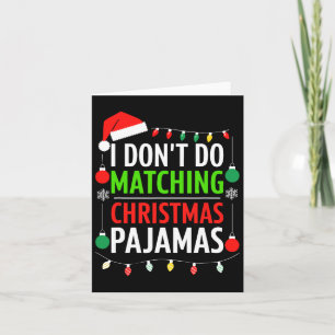 Tarjeta No comparo Navidades con familia de camisas pijama