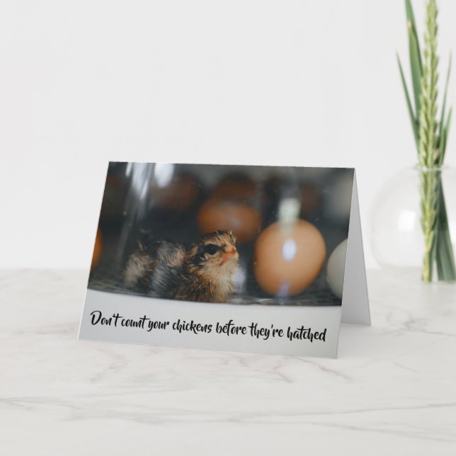Tarjeta No cuentes tus pollos antes de que los corten. (Anverso)