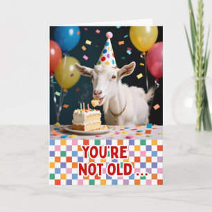 Tarjeta No eres viejo, cabra de cumpleaños comiendo pastel