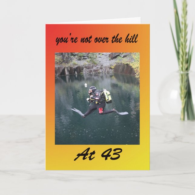 Tarjeta No estás sobre la colina a los 43 (Anverso)