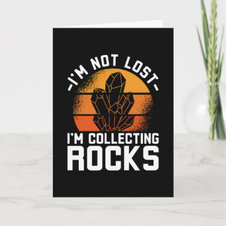 Tarjeta No estoy perdido estoy coleccionando piedras