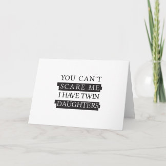Tarjeta No puede asustarme tienen día de padre gemelo de