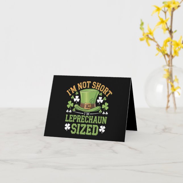 Tarjeta No soy bajo, soy de tamaño Leprechaun para St Patr (flor amarilla)