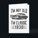 Tarjeta No soy viejo Soy Clásico 1930 Coche de cumpleaños<br><div class="desc">No soy viejo,  soy un clásico de 1930. Regalo de cumpleaños 90 ideal para un Muscle Car y un entusiasta del automóvil de 90 años que ama conducir. Presencia retro para hombres,  mujeres,  papá en el Día del Padre.</div>