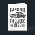 Tarjeta No soy viejo Soy Clásico 1930 Coche de cumpleaños<br><div class="desc">No soy viejo,  soy un clásico de 1930. Regalo de cumpleaños 90 ideal para un Muscle Car y un entusiasta del automóvil de 90 años que ama conducir. Presencia retro para hombres,  mujeres,  papá en el Día del Padre.</div>