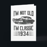 Tarjeta No soy viejo Soy Clásico 1934 Coche de cumpleaños<br><div class="desc">No soy viejo,  soy un clásico de 1934. Regalo de cumpleaños 90 ideal para un Muscle Car y un entusiasta del automóvil de 90 años que ama conducir. Presencia retro para hombres,  mujeres,  papá en el Día del Padre.</div>