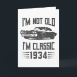 Tarjeta No soy viejo Soy Clásico 1934 Coche de cumpleaños<br><div class="desc">No soy viejo,  soy un clásico de 1934. Regalo de cumpleaños 90 ideal para un Muscle Car y un entusiasta del automóvil de 90 años que ama conducir. Presencia retro para hombres,  mujeres,  papá en el Día del Padre.</div>