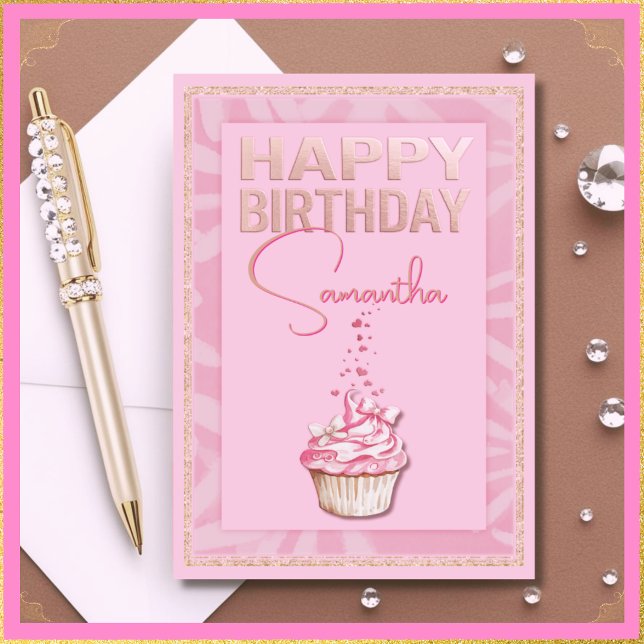 Tarjeta Nombre personalizado Bonito pastel rosa Feliz cump (Say Happy Birthday in the sweetest way with a pretty pink & gold custom name cupcake birthday card!)