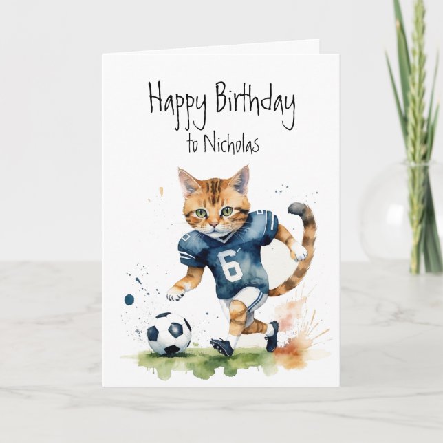 Tarjeta Nombre personalizado Cumpleaños Gato Jugando Fútbo (Anverso)