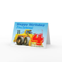 Novio amarillo del niño en cuarto cumpleaños