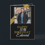 Tarjeta Novio Purpurina de oro moderno Stripe Boyfriend Cu<br><div class="desc">Celebre con estilo con una foto personalizado enmarcada en un elegante fondo oscuro,  acentuada por una brillante franja purpurina dorada para un toque de elegancia y sofisticación. Perfecto para marcar momentos inolvidables con un toque personal y lujoso.</div>