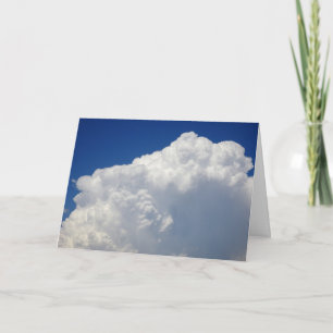 Tarjeta Nubes esponjosas blancas en el fondo del cielo azu