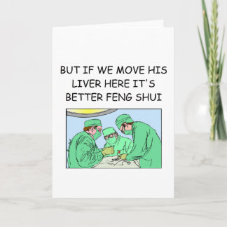 Tarjeta nuevo chiste divertido del médico de la edad