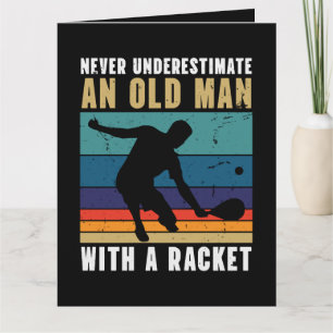 Tarjeta Nunca subestimes a un anciano con pickleball 