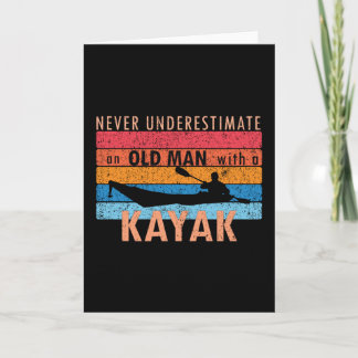 Tarjeta Nunca subestimes a un anciano con un Kayak