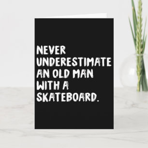 Tarjeta Nunca Subestimes a un Hombre Mayor con un Skateboa