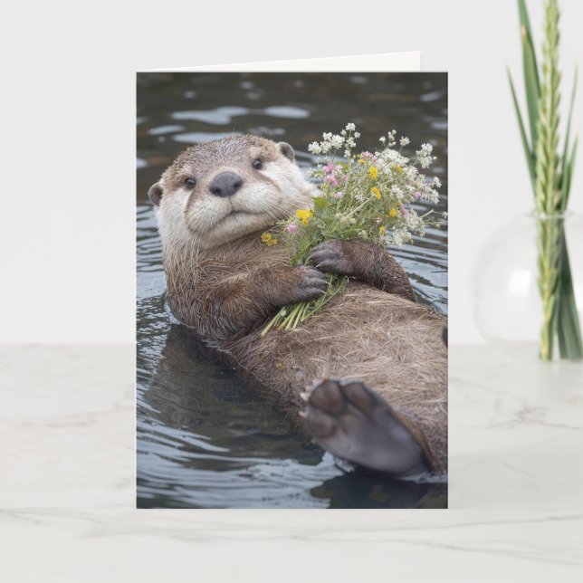 Tarjeta Nutria flotando con ramo de flores silvestres (Anverso)
