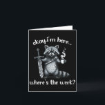 Tarjeta Okay Estoy Aquí Dónde Está El Trabajo Mapache Con<br><div class="desc">Okay Estoy Aquí Dónde Está El Trabajo Mapache Con Café Y Espada</div>
