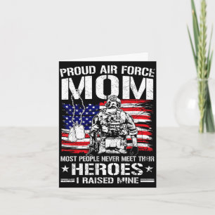 Tarjeta Orgullosa madre de la fuerza aérea crió la bandera