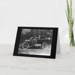 Tarjeta Orgullosa mujer tras el volante de su auto 1914