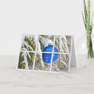 Tarjeta Ornamento azul de Navidad en la ventana